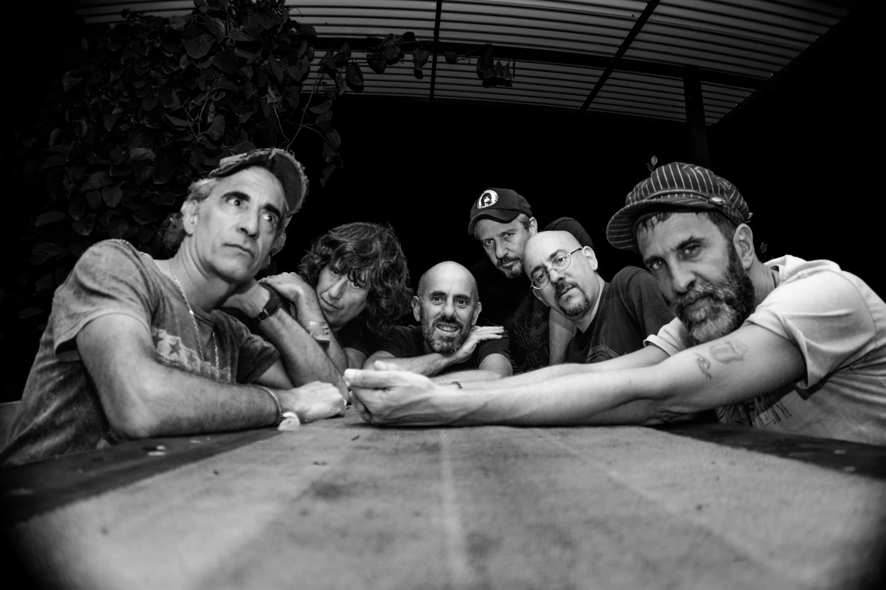 Los integrantes de Blues Motel reunidos alrededor de una mesa